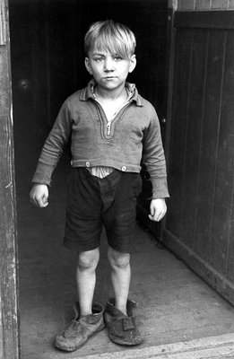 Ein Flüchtlingskind in einem Lager bei München, 1948.