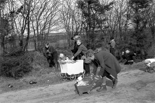 Kinder in Rederstall bei Dithmarschen spielen "Russen überfallen Flüchtlinge", Mitte der 1950er Jahre.