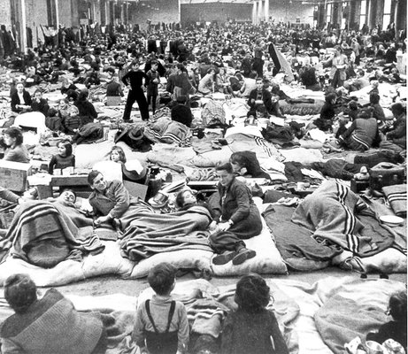 Matratzenlager für Vertriebene in einer Turnhalle in der Amerikanischen Besatzungszone, 1945.