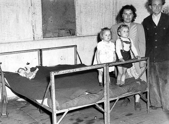 Flüchtlingsfamilie in einer Baracke des Minerva-Lagers in Schleswig, 1946.