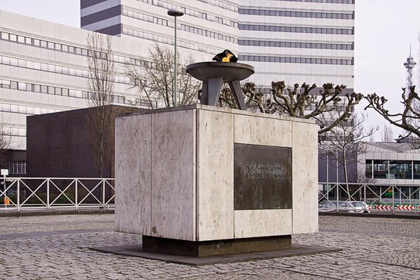 Denkmal zur Erinnerung an die Vertreibung von Deutschen aus den ehemaligen Ostgebieten auf dem Theodor-Heuss-Platz in Berlin, 2000