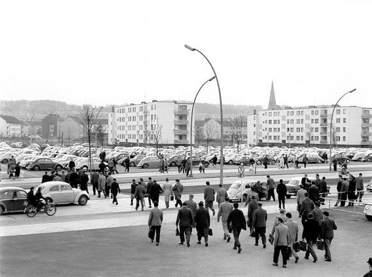 Schichtende im Volkswagenwerk in Wolfsburg, 1960.