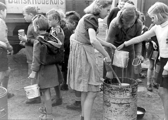 Schulspeisung durch das Dänische Rote Kreuz, ab Dezember 1946. 