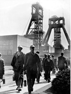 Bergarbeiter verlassen die Zeche nach Schichtende, 1. April 1950.
