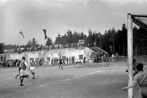 Fußballspiel in Waldkraiburg, um 1953.