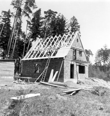  Rohbau eines Einfamilienhauses, 1951. © Stadtarchiv Waldkraiburg