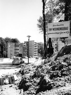 Neubau im Wolfsburger Stadtteil Hellwinkel, um 1955.