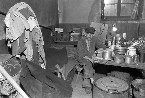 Umsiedlerunterkunft in einem Kellerraum des Schlosses Kartlow bei Greifswald, Juli 1949.