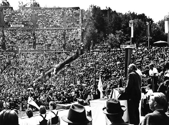 Ernst Reuter, Oberbürgermeister der Westsektoren Berlins, hält zum "Tag der Heimat" am 5. August 1951 in der Berliner Waldbühne eine Rede.