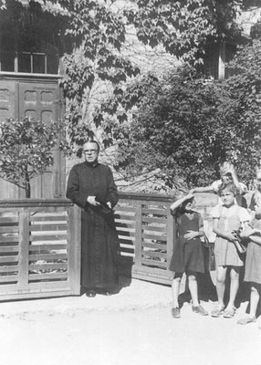 Franz-Josef Tusch (1883 -1971), katholischer Pfarrer in Wewelsburg von 1934 bis 1958, im Pfarrgarten, 1949. 