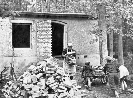  Umbau einer Munahalle in Espelkamp, 1949. © Stadtarchiv Espelkamp