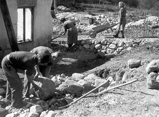 Flüchtlinge versuchen ihr Lager zu verschönern, um 1948.