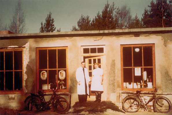  Friseurgeschäft in einer umgebauten Munahalle in Espelkamp (ohne Datum). © Stadtarchiv Espelkamp